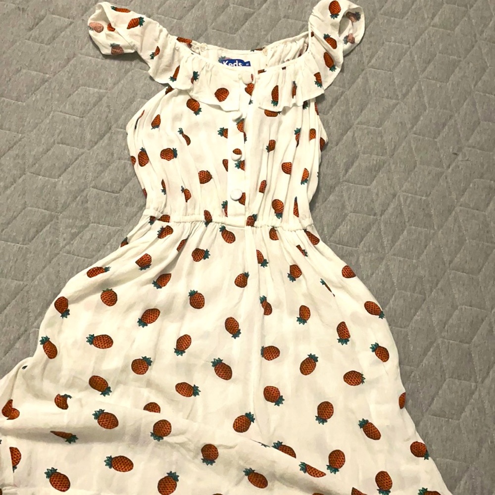 Off the shoulder, pineapple dress with pockets. Brand new, not used.
